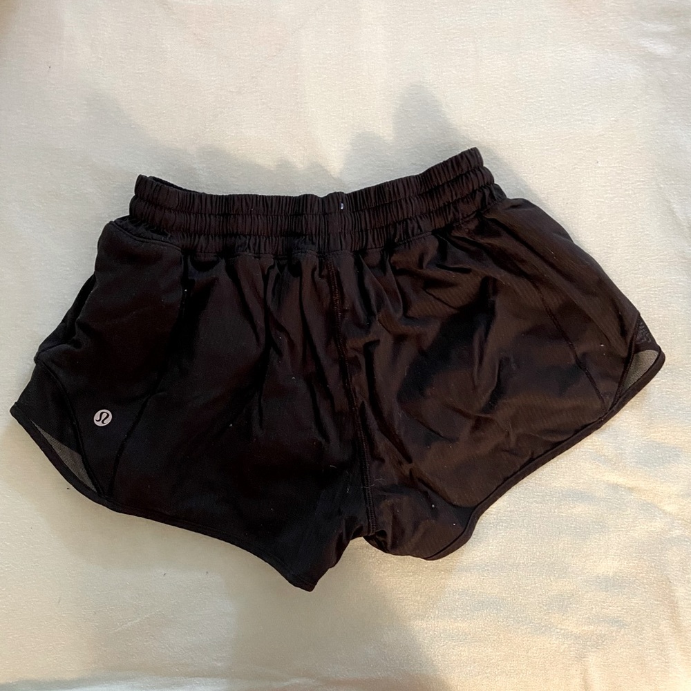 LULULEMON HOTTY HOT 2.5” SIZE 4 SHORTS